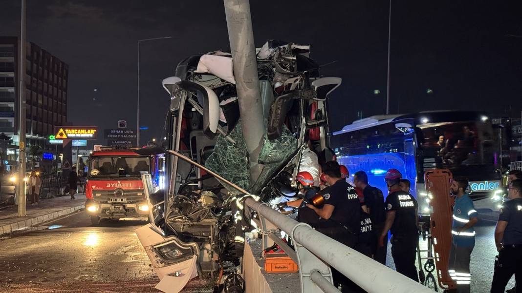 Yolcu otobüsü kaza yaptı! 35 kişi taşıyordu 4